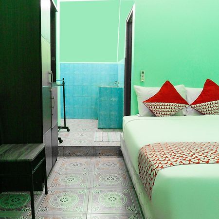 Oyo 3095 Semarapura Homestay Makassar Exteriör bild